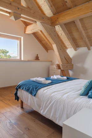 6 bedrooms, desk, iron/ironing board, travel cot