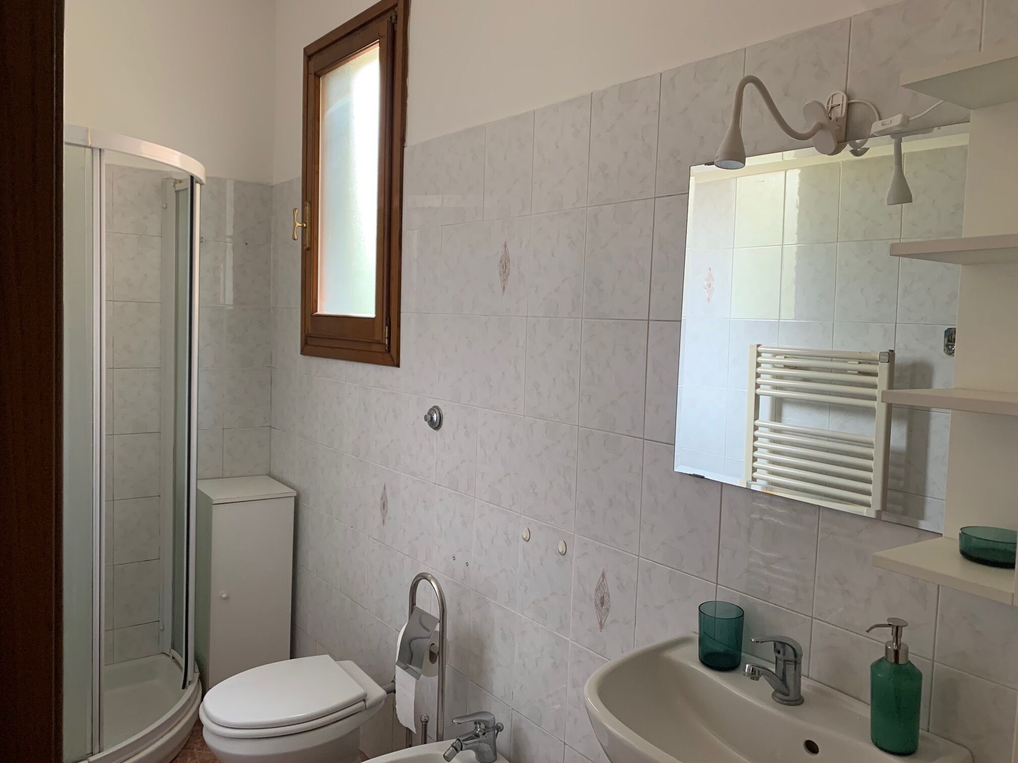 Douche, sèche-cheveux, bidet, serviettes fournies