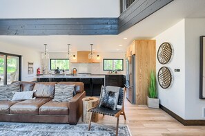 Smart-TV, Kamin, Videospiele, Tischtennisplatte