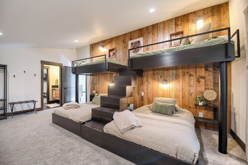 Modern Spacious Cabin in Powder House w/ Hot Tub, Clubhouse Access to Pools!