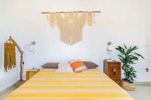 1 dormitorio, tabla de planchar con plancha, wifi y ropa de cama