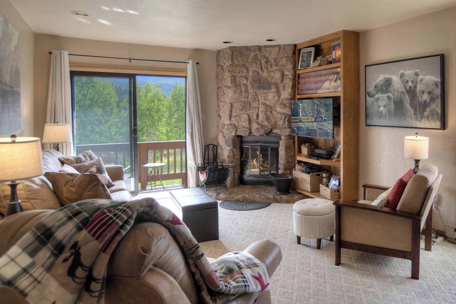 Una Smart TV, una chimenea