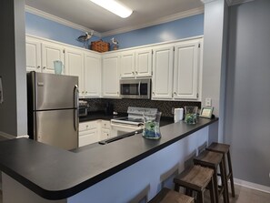 冷蔵庫、電子レンジ、オーブン、コンロ