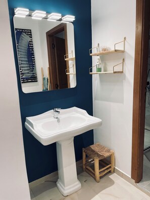 淋浴设施、坐浴桶、毛巾、肥皂