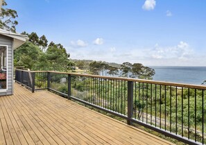 Terrace/patio - The Lookout at Pirate's Bay. 3BR, 2BA, ocean views, pool table, arcade machine (Eaglehawk Neck)