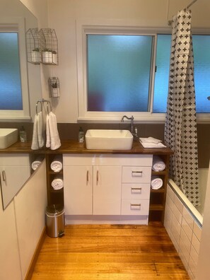 Shower, hair dryer, towels, soap - The Lookout at Pirate's Bay. 3BR, 2BA, ocean views, pool table, arcade machine (Eaglehawk Neck)