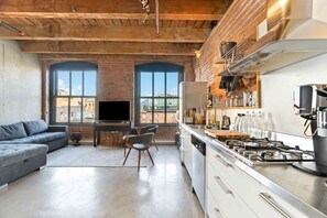 Microwave, oven, stovetop, dishwasher - Gastown 1 bedroom loft! (Vancouver)