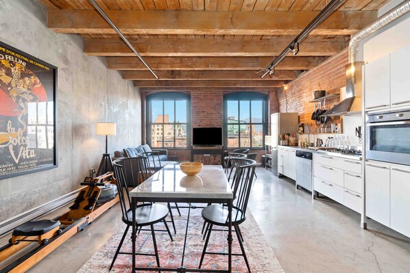 Microwave, oven, stovetop, dishwasher - Gastown 1 bedroom loft! (Vancouver)