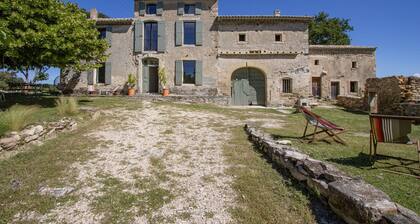 Ferme en pierres rĂ©novĂ©e avec piscine & jardin â DrĂŽme Provençale