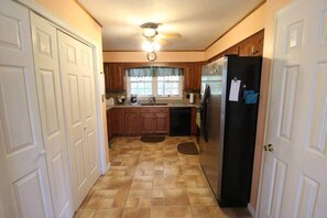 Kühlschrank, Mikrowelle, Wasserkocher mit Kaffee-/Teezubehör