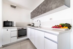 Kylskåp, mikrovågsugn, ugn och spishäll