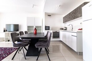 Kylskåp, mikrovågsugn, ugn och spishäll