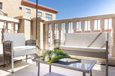 Stylish 1 Bedrooms Parking At City Gate