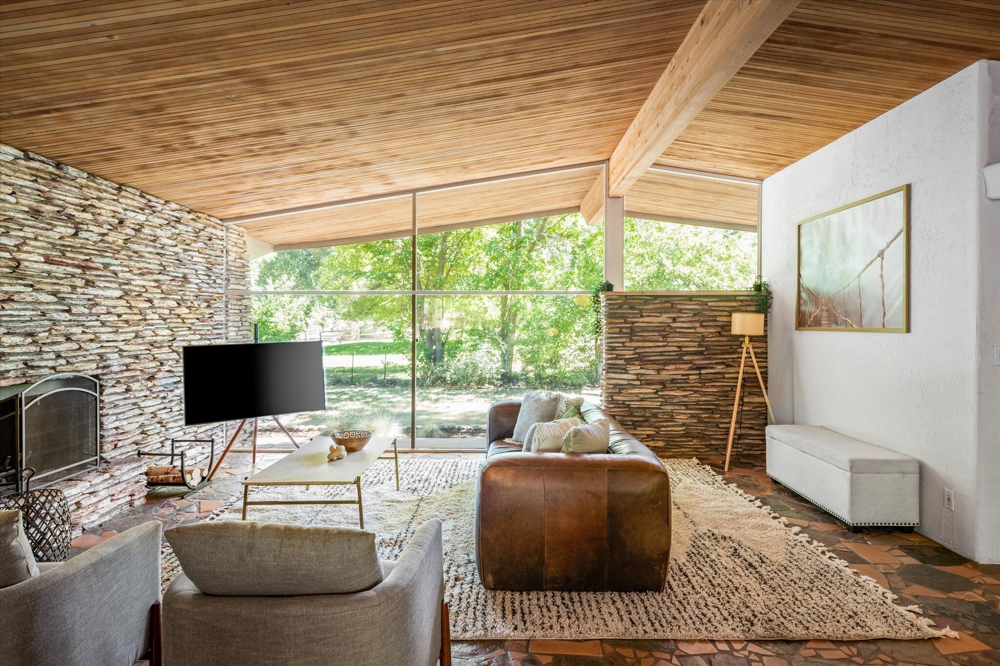 Enchanting midcentury creekside pet-friendly home with firepit, BBQ and more!