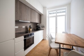 Køleskab, mikrobølgeovn, ovn, kogeplade