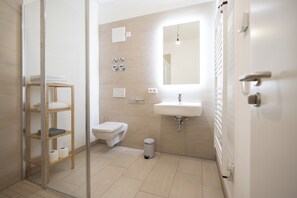 Dusche, umweltfreundliche Kosmetikartikel, Haartrockner, Handtücher