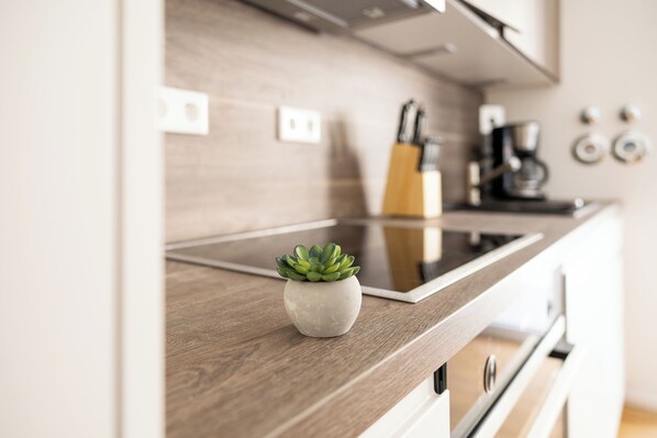 Een koelkast, een microgolfoven, een oven, een kookplaat