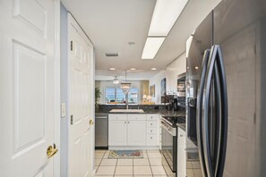 Refrigerador, microondas, parrilla de estufa y cafetera y tetera 