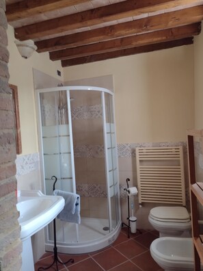 Dusche, Haartrockner, Bidet, Toilettenpapier