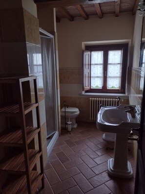 Bruser, hårtørrer, bidet, Toiletpapir