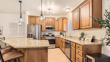 Condo, 3 habitaciones | Cocina privada | Refrigerador, horno, cafetera y tetera y tetera eléctrica