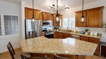 Condo, 3 Bedrooms | Private kitchen | Fridge, oven, coffee/tea maker, electric kettle