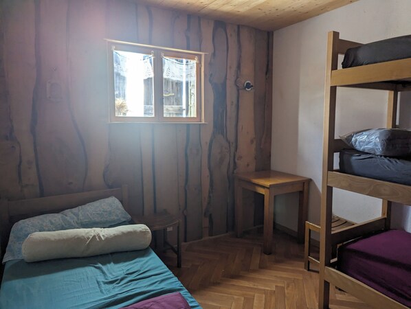 Quarto triplo econômico