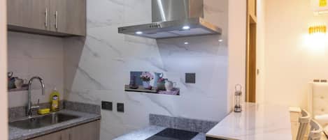 Exclusieve studio, 1 queensize bed | Privékeuken | Een koelkast, een magnetron, een oven, een kookplaat