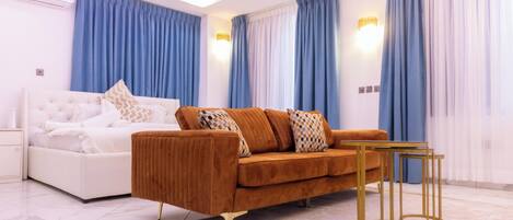 Luxury Studio, 1 Queen Bed | Iron/ironing board, free WiFi, bed sheets