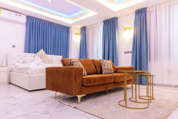Luxury Studio, 1 Queen Bed | Iron/ironing board, free WiFi, bed sheets - Akafia's Court (Accra)