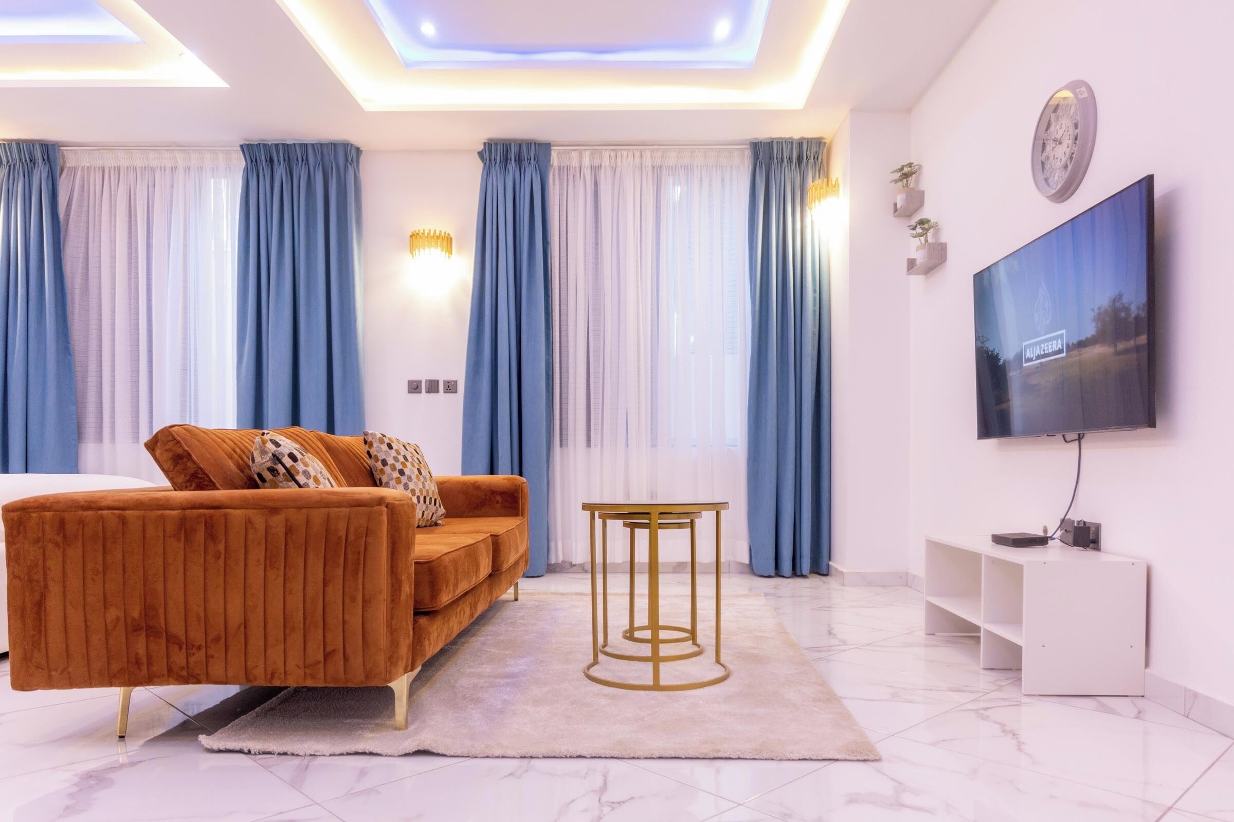 Luxury Studio, 1 Queen Bed | Iron/ironing board, free WiFi, bed sheets