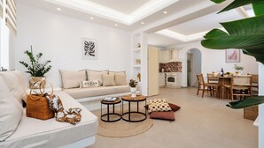 Ein modernes Wohnzimmer mit einer Couch, einem Couchtisch und einem Essbereich.