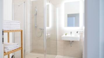 Dusche, Haartrockner, Handtücher, Seife