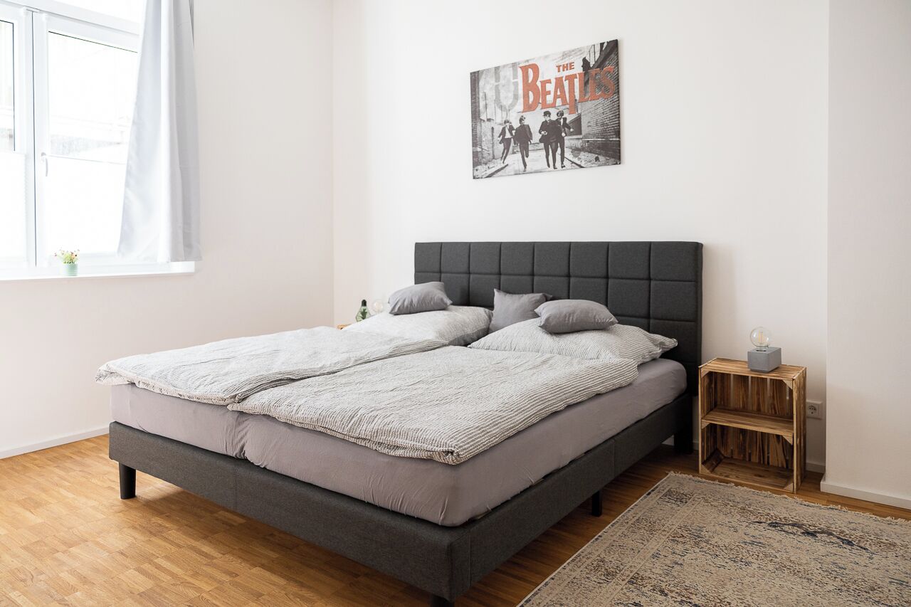 1 bedroom, desk, travel crib, WiFi