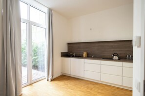 冷蔵庫、電子レンジ、オーブン、コンロ