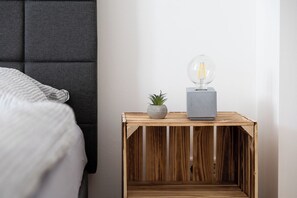 1 bedroom, desk, travel crib, WiFi - ★Ko-Living - Beatles Suite | In the center | Up to 4 pers. | Record player ★ (Halle (Saale))