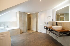 Luxe penthouse, bijgebouw | Badkamer | Een douche, een haardroger, pantoffels, handdoeken