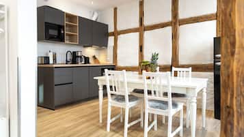 Estudi superior, edifici annex | Cuina privada