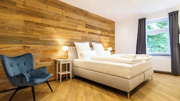 Deluxe appartement, bijgebouw | Een kluis op de kamer, individueel gedecoreerd, individueel gemeubileerd