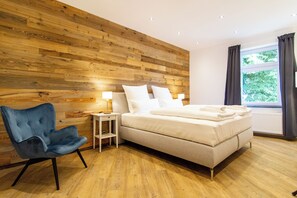 Deluxe Apartment, Annex Building | In-room safe, individually decorated, individually furnished - Schiefer Suite Hotel & Apartment (Goslar)