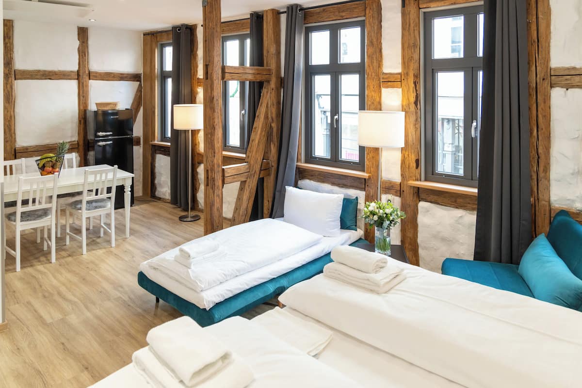 Een hotelkamer met een bed, een bureau en een stoel.