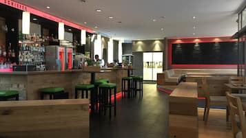 3 restaurantes; se sirve desayuno, almuerzo y cena