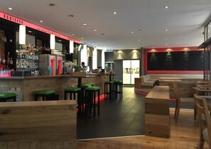 3 restaurants; breakfast, lunch and dinner served  - Schiefer Suite Hotel & Apartment (Goslar)