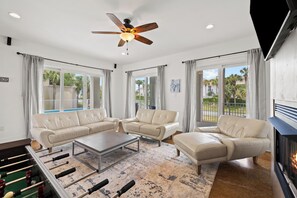 Smart-TV, Kamin, Tischfußball, Tischtennisplatte