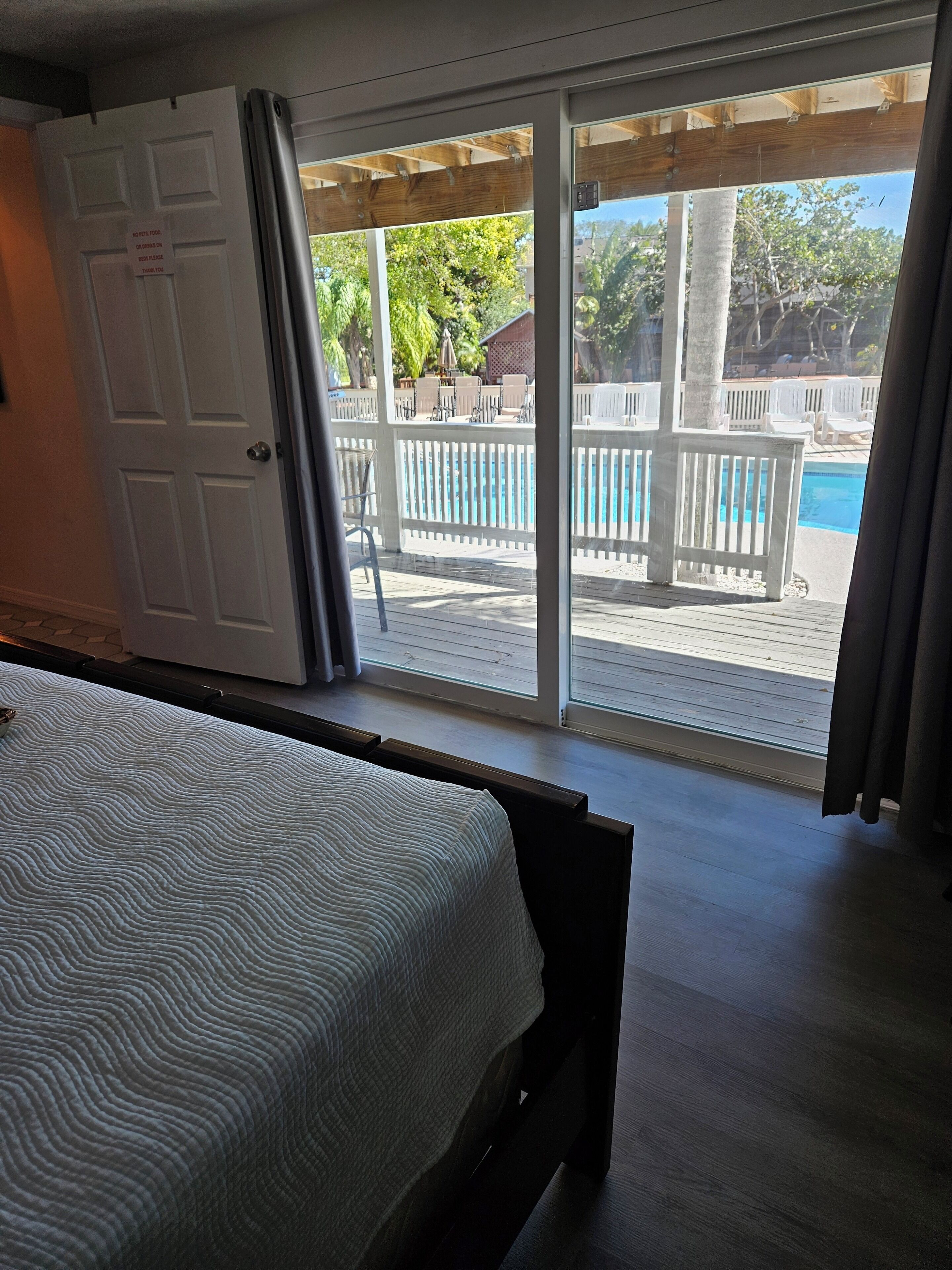 4 室のベッドルーム、デスク、アイロン / アイロン台、旅行用ベビーベッド