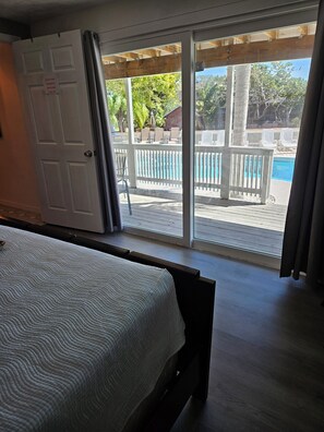 4 chambres, bureau, fer et planche à repasser, lit parapluie