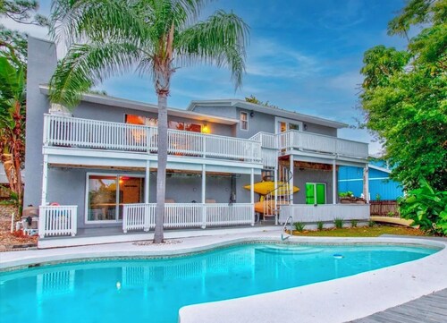 Florida Life on the water with game room, heated pool, kayaks +
Pet friendly!!