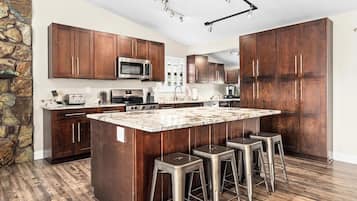 Kylskåp, mikrovågsugn, ugn och spishäll