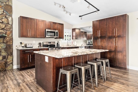 Fridge, microwave, oven, stovetop. Florida Life on the water with game room, heated pool, kayaks +
Pet friendly!!