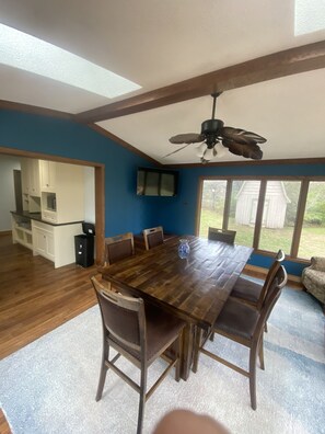Dining - Large pet friendly, kid friendly house! 35 minutes from US Bank Stadium etc. (Otsego)
